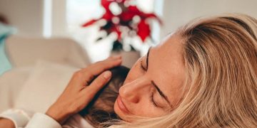 Alldaynews.gr Δύσκολες ώρες για την Μαρία Ηλιάκη: Κόλλησε κορονοϊό και η κορούλα της