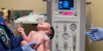 Γέννησε και έδωσε το παιδί για υιοθεσία γιατί ο δότης σπέρματος είχε πει ψέματα για την καταγωγή του