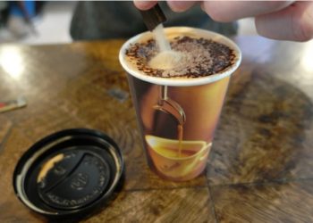 Ντελιβεράς παρέδωσε τον καφέ σε νεαρή πελάτισσα και αμέσως άρχισε να γδύνεται μπροστά της