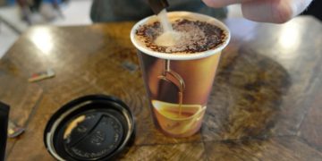 Alldaynews.gr Ντελιβεράς παρέδωσε τον καφέ σε νεαρή πελάτισσα και αμέσως άρχισε να γδύνεται μπροστά της