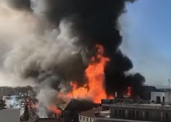 Συναγερμός στην Ξάνθη – Μεγάλη πυρκαγιά σε καπναποθήκες στο κέντρο της πόλης (video)