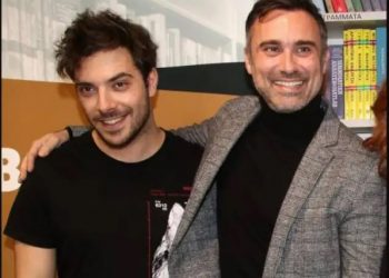 Γιώργος Καπουτζίδης: Με δάκρυα στα μάτια αποχαιρετά από σκηνής τον Πάνο Νάτση[video]