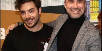 Γιώργος Καπουτζίδης: Με δάκρυα στα μάτια αποχαιρετά από σκηνής τον Πάνο Νάτση[video]