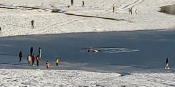 Alldaynews.gr Λίμνη Πλαστήρα: Έσπασε ο πάγος και βρέθηκαν να κολυμπούν στο παγωμένο νερό (video)