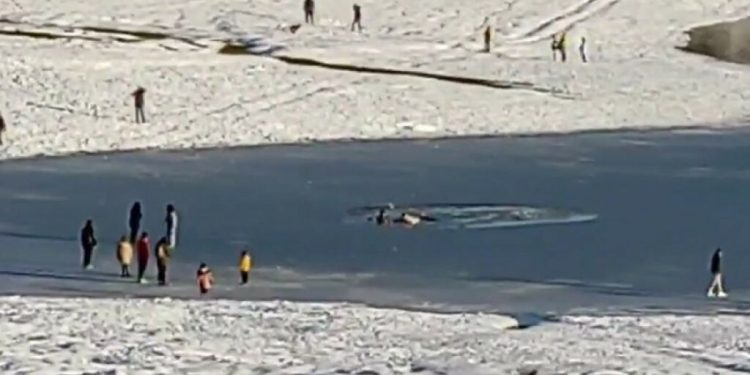 Alldaynews.gr Λίμνη Πλαστήρα: Έσπασε ο πάγος και βρέθηκαν να κολυμπούν στο παγωμένο νερό (video)