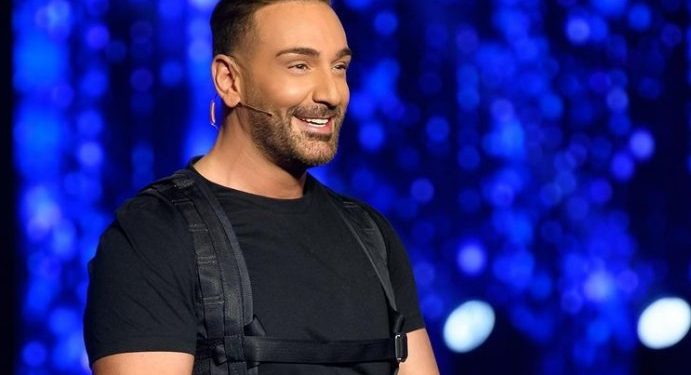 Alldaynews.gr Νίκος Κοκλώνης: Πού βρίσκει τα λεφτά για να κάνει τόσο ακριβές παραγωγές;