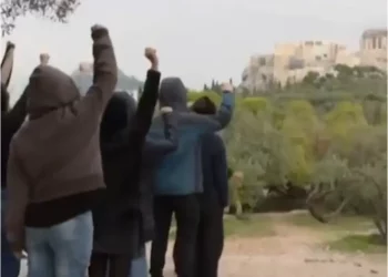 «Ξεπαρθενών»: «Το κάναμε γιατί έτσι γουστάρουμε» απαντούν προκλητικά οι συντελεστές για τις σκηνές σεξ στην Ακρόπολη