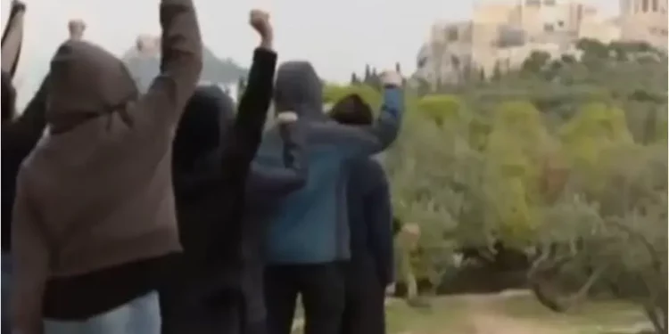 Alldaynews.gr «Ξεπαρθενών»: «Το κάναμε γιατί έτσι γουστάρουμε» απαντούν προκλητικά οι συντελεστές για τις σκηνές σεξ στην Ακρόπολη