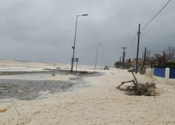 Απίστευτες εικόνες στη Λάρισα: Η θάλασσα βγήκε στη στεριά – Διακοπές ρεύματος και προβλήματα (φωτο, video)