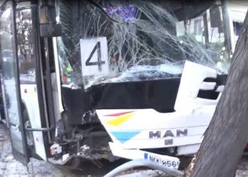 ΠΡΙΝ ΛΙΓΟ στη Θεσσαλονίκη: Λεωφορείο του ΟΑΣΘ έπεσε σε στάση – Συγκρούστηκε με ταξί, ένας τραυματίας (video)