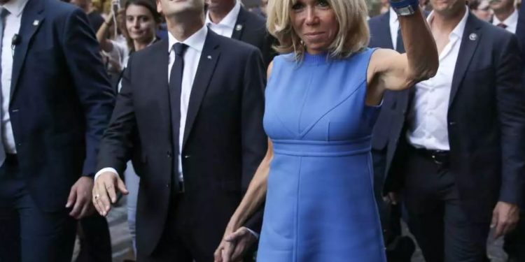 Alldaynews.gr Ανώνυμο τηλεφώνημα στη Μπριζίτ Μακρόν – «Ο άντρας σου είναι με εραστή»