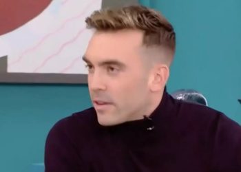 Alldaynews.gr Ιάσονας Μανδηλάς: «Ένιωσα χαρούμενος όταν παραδέχτηκα πως είμαι ομοφυλόφιλος-Ντρέπομαι στο δρόμο να κρατήσω το χέρι του συντρόφου μου για να μην προκαλέσω»