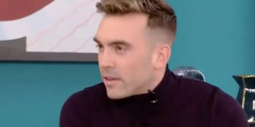 Ιάσονας Μανδηλάς: «Ένιωσα χαρούμενος όταν παραδέχτηκα πως είμαι ομοφυλόφιλος-Ντρέπομαι στο δρόμο να κρατήσω το χέρι του συντρόφου μου για να μην προκαλέσω»