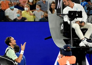 Έξαλλος ο Μεντβέντεφ με τον πατέρα του Τσιτσιπά-«Είσαι ηλίθιος;» φώναξε στον διαιτητή-Δείτε βίντεο