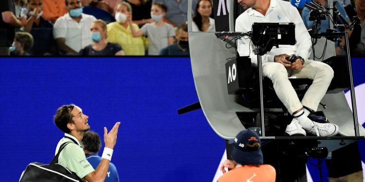 Έξαλλος ο Μεντβέντεφ με τον πατέρα του Τσιτσιπά-«Είσαι ηλίθιος;» φώναξε στον διαιτητή-Δείτε βίντεο