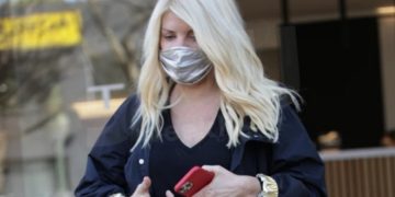 Alldaynews.gr Στο κομμωτήριο με ανοιχτό το κουμπί από το παντελόνι-Η φωτογραφία που είχε προδώσει ότι η Μενεγάκη ήταν έγκυος στη Μαρίνα