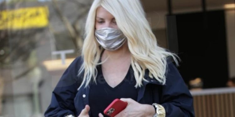 Alldaynews.gr Στο κομμωτήριο με ανοιχτό το κουμπί από το παντελόνι-Η φωτογραφία που είχε προδώσει ότι η Μενεγάκη ήταν έγκυος στη Μαρίνα