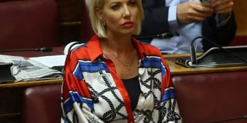 Alldaynews.gr Συντετριμμένη η Βουλευτής Κατερίνα Μονογυιού για τον ”Χαμό” του αδερφού της-«Είναι μεγάλος ο πόνος»