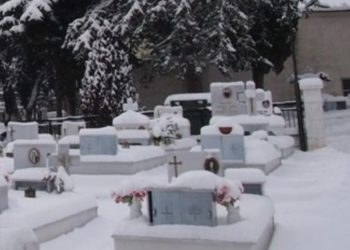 Alldaynews.gr ”Χιονίζει αλλά πρέπει να πάω στο Νεκροταφείο-Το μνήμα του γιόκα μου είναι παγωμένο και κρυώνει”