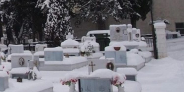 Alldaynews.gr ”Χιονίζει αλλά πρέπει να πάω στο Νεκροταφείο-Το μνήμα του γιόκα μου είναι παγωμένο και κρυώνει”