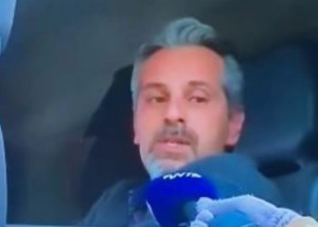 Απίστευτο τρολάρισμα από εγκλωβισμένο: «Οι οδηγοί φταίμε, είμαστε άχρηστοι και ανίκανοι, όλα τα άλλα λειτουργούν άψογα» (video)