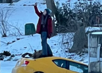 Έπος: Το αμάξι της βυθιζόταν στα παγωμένα νερά κι εκείνη έβγαζε σέλφι (video)