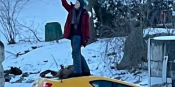 Alldaynews.gr Έπος: Το αμάξι της βυθιζόταν στα παγωμένα νερά κι εκείνη έβγαζε σέλφι (video)