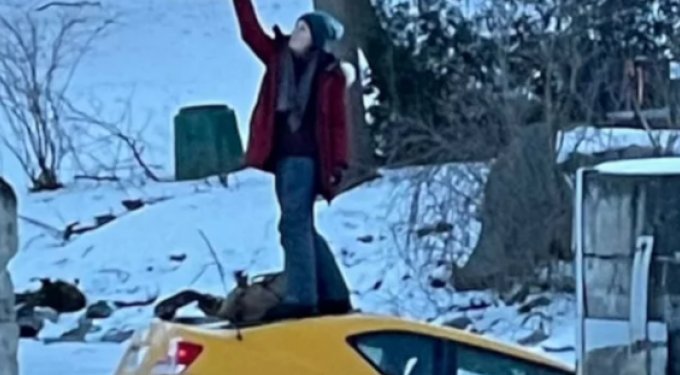 Alldaynews.gr Έπος: Το αμάξι της βυθιζόταν στα παγωμένα νερά κι εκείνη έβγαζε σέλφι (video)