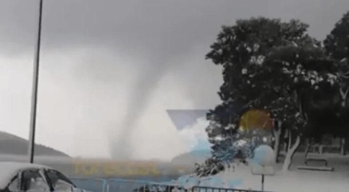 Alldaynews.gr Σκιάθος: Εντυπωσιακός υδροστρόβιλος (video)