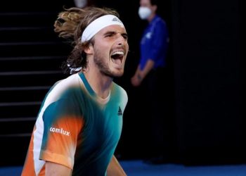 Επική ανατροπή για τον Τσιτσιπά! Πέρασε στους «8» του Australian Open με δραματικό τρόπο (vids)