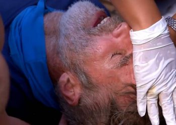 Survivor: Με άσχημο χτύπημα στο νοσοκομείο ο Μπέλλος – Αποχώρησε με σκάφος από τον στίβο μάχης (video)