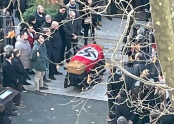 Ανατριχιαστικές εικόνες: Στη Ρώμη έκαναν κηδεία με ναζιστικούς χαιρετισμούς και φέρετρο με σβάστικα!