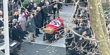 Ανατριχιαστικές εικόνες: Στη Ρώμη έκαναν κηδεία με ναζιστικούς χαιρετισμούς και φέρετρο με σβάστικα!