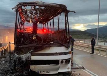 Σχολικό λεωφορείο τυλίχθηκε στις φλόγες λίγο πριν παραλάβει μαθητές (φωτο, video)