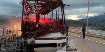 Σχολικό λεωφορείο τυλίχθηκε στις φλόγες λίγο πριν παραλάβει μαθητές (φωτο, video)