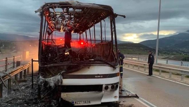 Σχολικό λεωφορείο τυλίχθηκε στις φλόγες λίγο πριν παραλάβει μαθητές (φωτο, video)