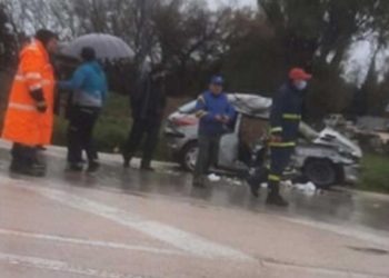 ΠΡΙΝ ΛΙΓΟ – Απίστευτο τροχαίο: Νεκρή 17χρονη – Οδηγούσε η μητέρα της και τράκαρε με φορτηγό (φωτο)