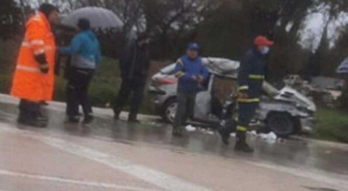 ΠΡΙΝ ΛΙΓΟ – Απίστευτο τροχαίο: Νεκρή 17χρονη – Οδηγούσε η μητέρα της και τράκαρε με φορτηγό (φωτο)