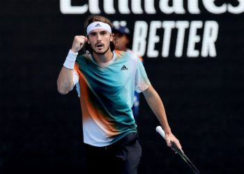 Οδοστρωτήρας Τσιτσιπάς: Με 3-0 πέρασε το …”ντέρμπι” και μπήκε στα ημιτελικά