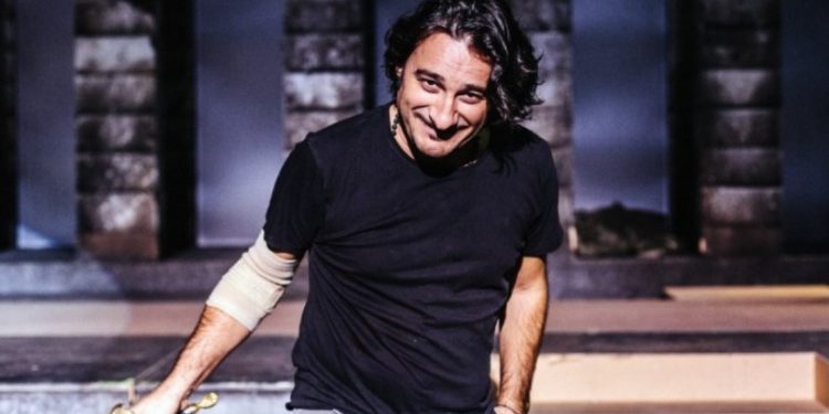 Alldaynews.gr Δύσκολες ώρες για τον Βασίλη Χαραλαμπόπουλο-Ανέβαλε και τις παραστάσεις