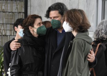 Λευτέρης Χαρίτος: Το τελευταίο «αντίο» στον πατέρα του – Δίπλα του η Μαρκέλλα Γιαννάτου (φωτο)