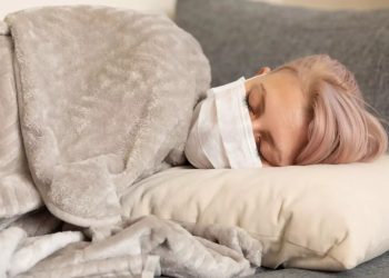 Μετάλλαξη Όμικρον: Η υπνική παράλυση πιθανή παρενέργεια