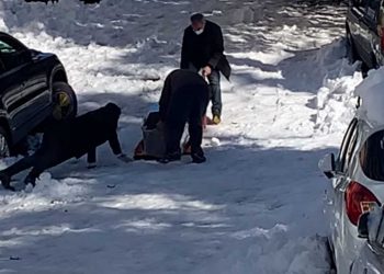 Τραγικές εικόνες στου Ζωγράφου: Σέρνουν φέρετρο στα χιόνια πάνω σε κουβέρτα