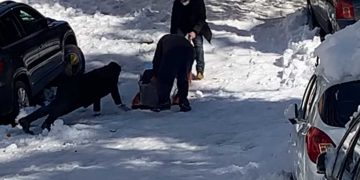 Alldaynews.gr Τραγικές εικόνες στου Ζωγράφου: Σέρνουν φέρετρο στα χιόνια πάνω σε κουβέρτα