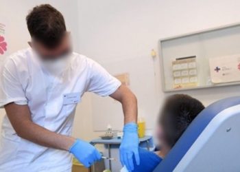 Αρνήτρια απειλεί με διαζύγιο τον εμβολιασμένο σύζυγό της γιατί… εμβολίασε το παιδί τους