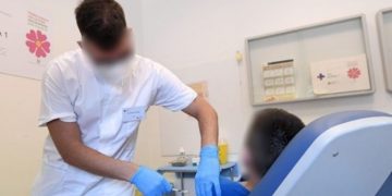 Αρνήτρια απειλεί με διαζύγιο τον εμβολιασμένο σύζυγό της γιατί… εμβολίασε το παιδί τους