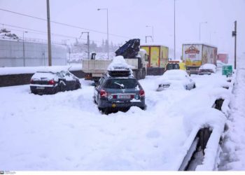 «Τρέμω, θα μείνω»! Κραυγή από ηλικιωμένο στην Αττική Οδό! Κινητοποίηση μέσω live ενημέρωσης – 1.200 αυτοκίνητα εγκλωβισμένα