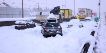 Alldaynews.gr «Τρέμω, θα μείνω»! Κραυγή από ηλικιωμένο στην Αττική Οδό! Κινητοποίηση μέσω live ενημέρωσης – 1.200 αυτοκίνητα εγκλωβισμένα