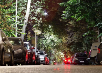 Του έκλεψαν το αυτοκίνητο στο κέντρο της Αθήνας, γαντζώθηκε στο καπό και τον πάτησαν