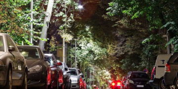 Alldaynews.gr Του έκλεψαν το αυτοκίνητο στο κέντρο της Αθήνας, γαντζώθηκε στο καπό και τον πάτησαν